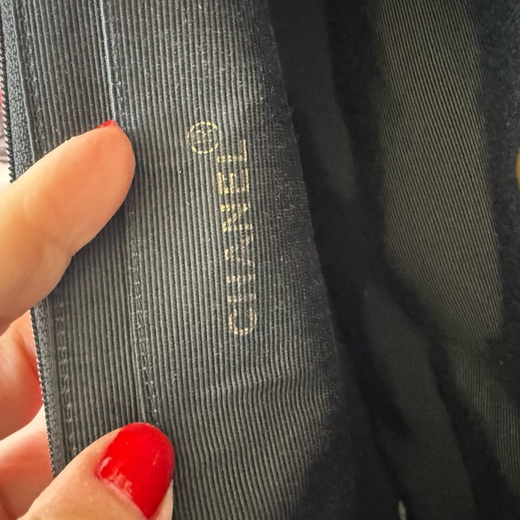 CHANEL Red Quilted Bag with 24kt plated CC logo - Picture 13 of 14